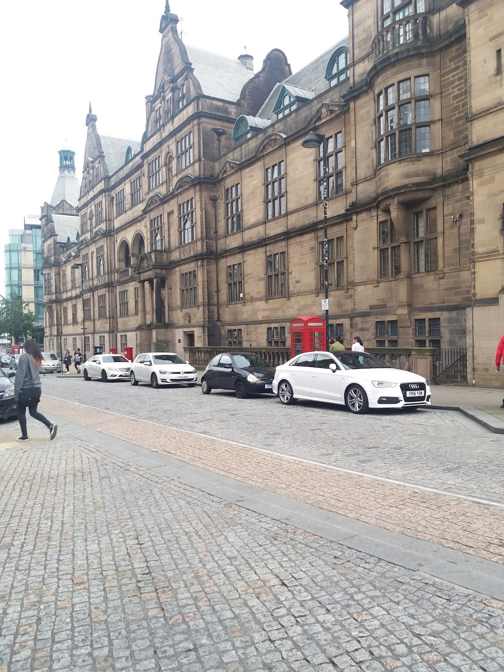 The Real Thing : looking at Sheffield Town Hall from Barker's Pool