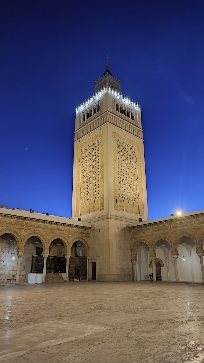 Les Épouvantails : mosque interior