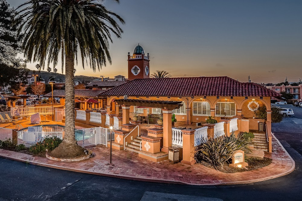 The Right Stuff : The Mermaid Room, the bar with the view of the swimming pool