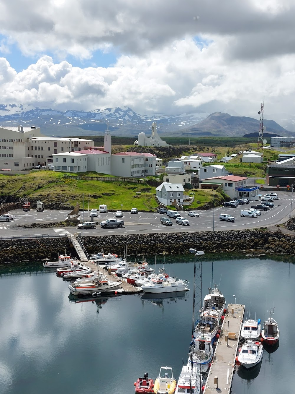 The Secret Life of Walter Mitty : 'Greenland' bar and helicopter take off town