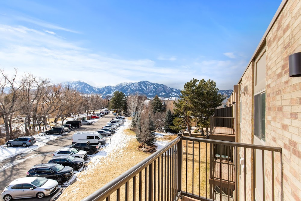 The Shining : Torrance family apartment in Boulder; exterior