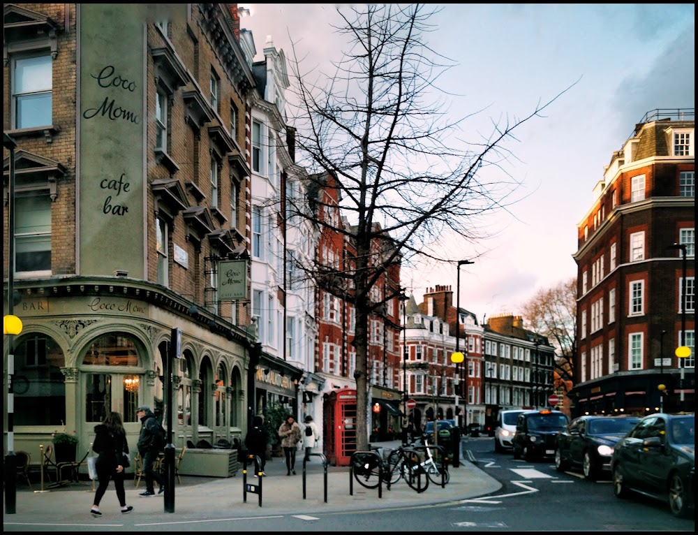 The Switch : car turns left from Gloucester Rd into Cromwell Road