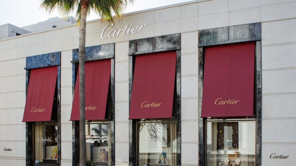 The Taking of Beverly Hills : "The Beverly Hills Homeless Fund" event takes place in front of Cartier store.