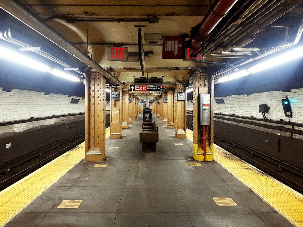 Guilty Bystander : subway station used for subway scenes - closed 1946, museum since 1976