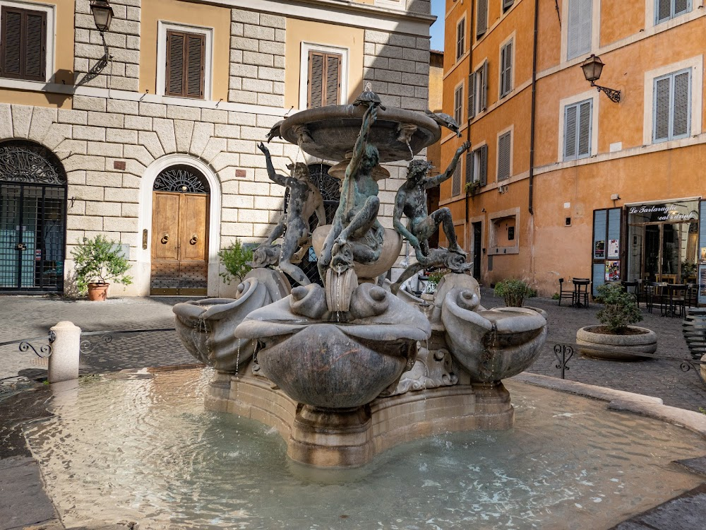 Lo sbarco di Anzio : The jeep circles the fountain before heading into a courtyard