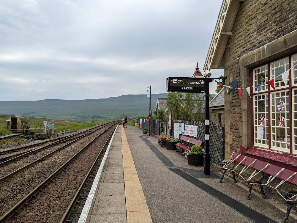 The Thirteenth Tale : Margaret Lea arrives by train to interview Vida Winter