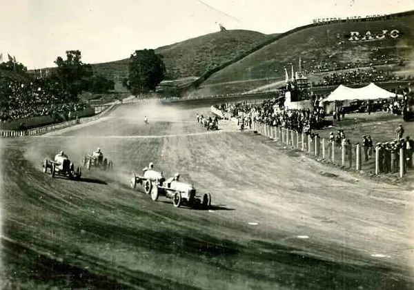 The Roaring Road : racetrack