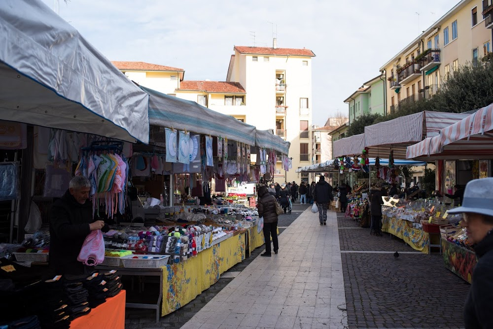 The Tourist : Frank jumps from window to market stalls