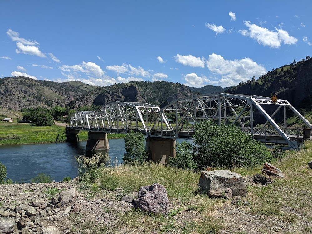 The Untouchables : bridge where Ness intercepts shipment of Canadian whiskey