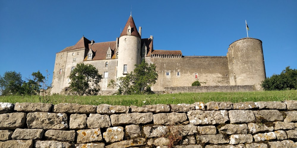 Les mariés de l'an deux : royalists' castle seen from afar