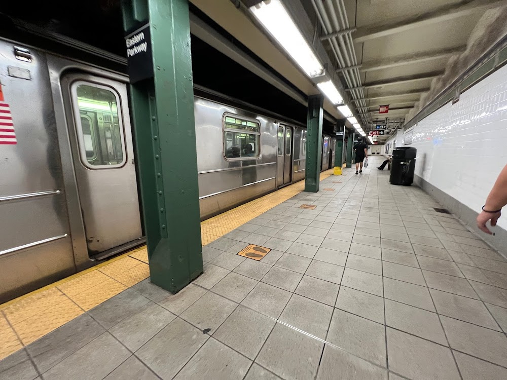 The Warriors : Subway station exterior