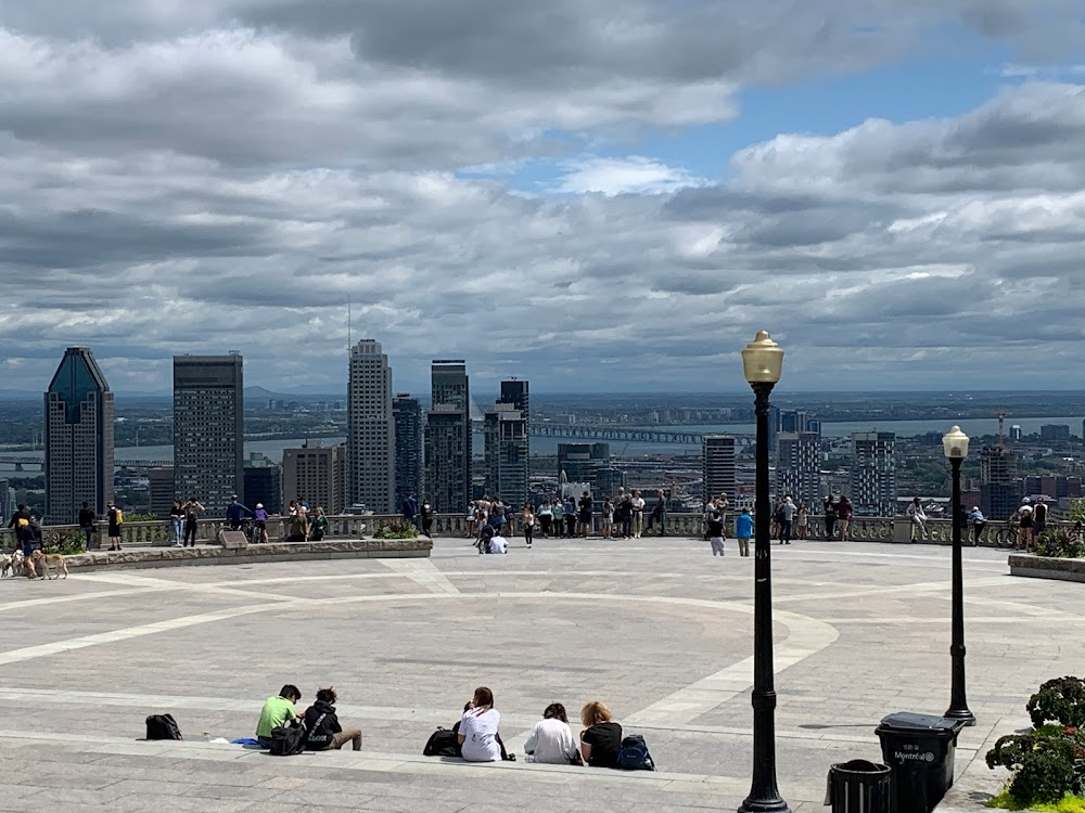 The Whole Nine Yards : Park/Overlook where Oz and Jimmy talk about how Oz ended up in Canada