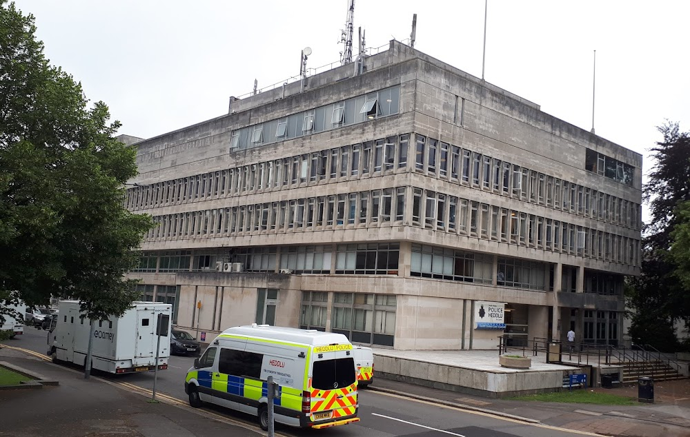 The Woman Who Fell to Earth : The police station