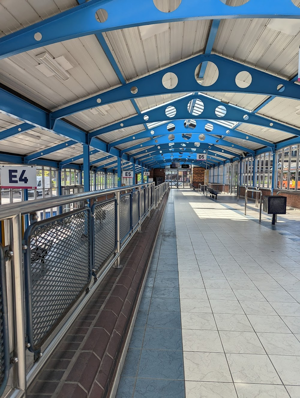 The Woman Who Fell to Earth : Bus station