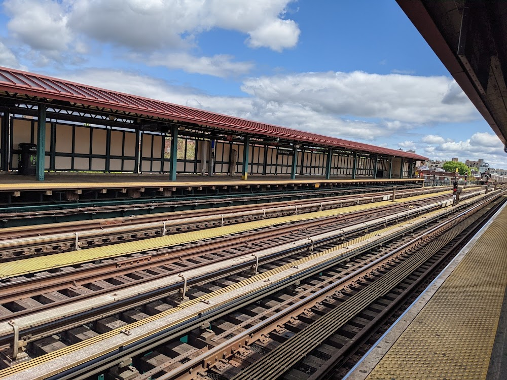 The Wrong Man : Broadway/Roosevelt Ave/Jackson Heights Station