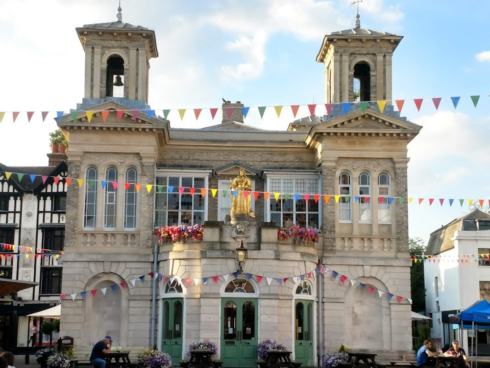 The Yellow Teddy Bears : Linda walks through Market Place