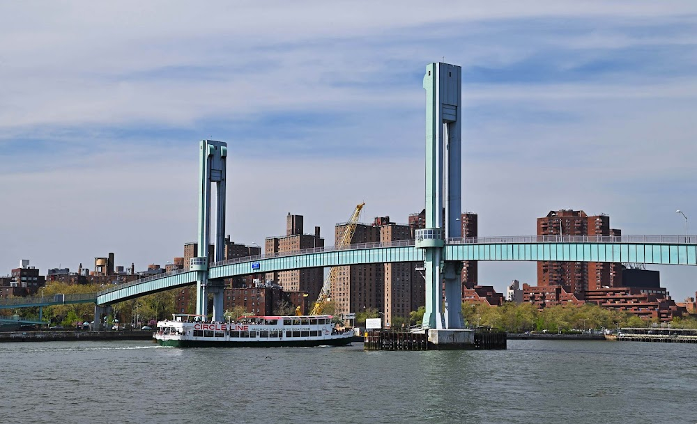 Three Days of the Condor : Condor confronts Higgins on the shore with foot bridge in background that connects to Manhattan