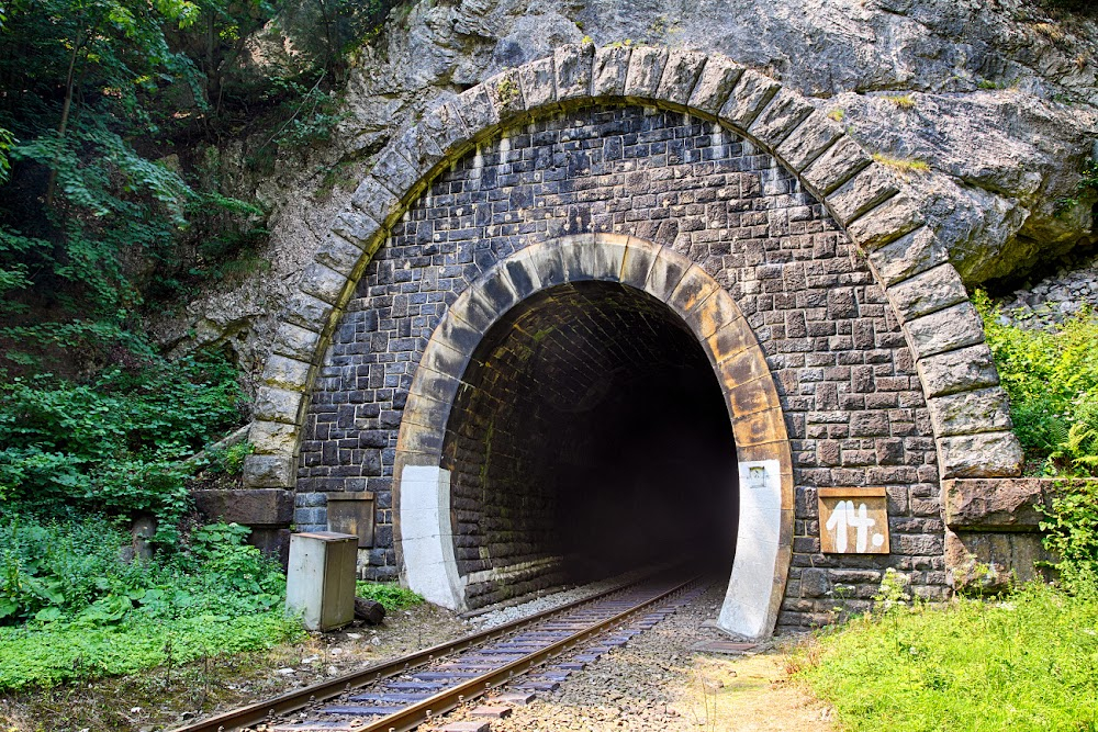 Tisícrocná vcela : Samo Pichanda escapes into the railway tunnel in front of the soldiers who shoot at him.