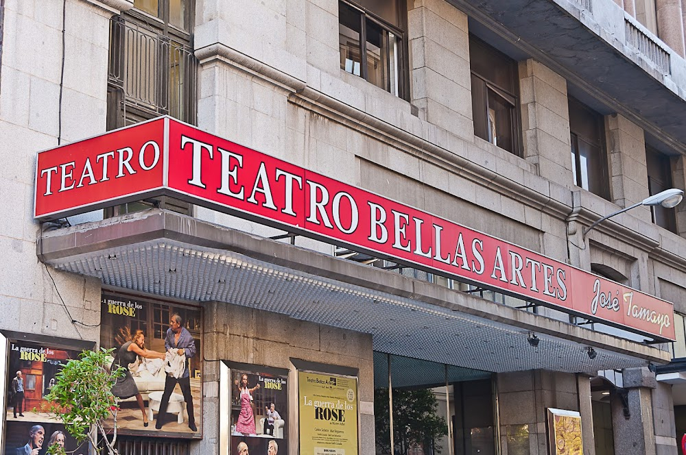 Todo sobre mi madre : Manuela and Estaban waiting for Huma outside theatre