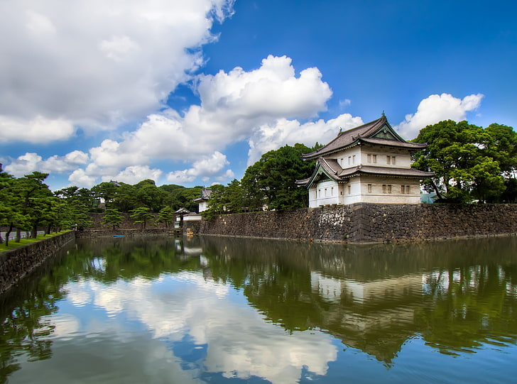 Une place publique à Tokyo : 