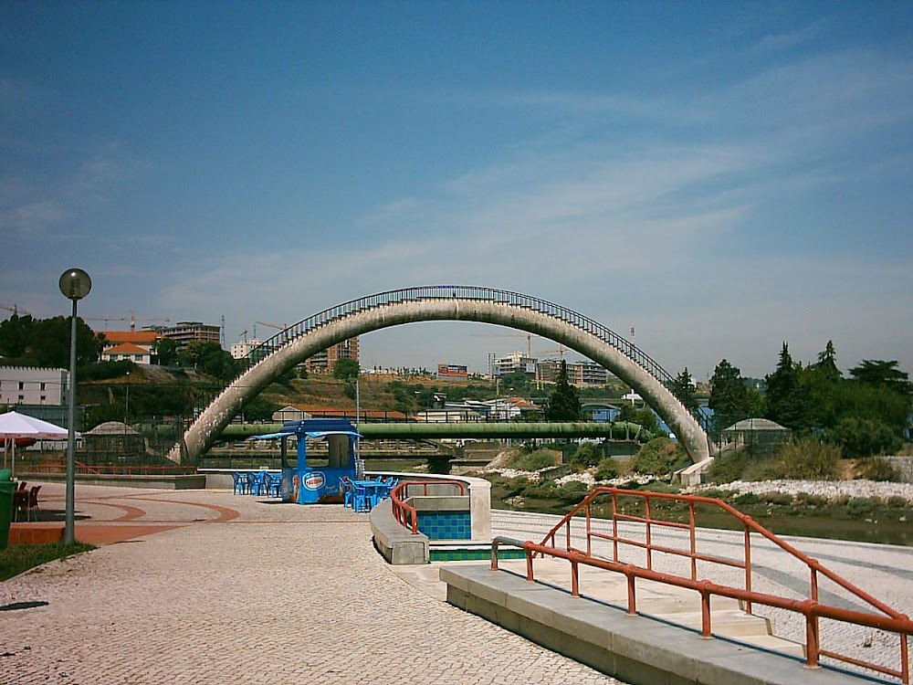 Torre Bela : Facade and meeting room of the headquarters of RAL 1.