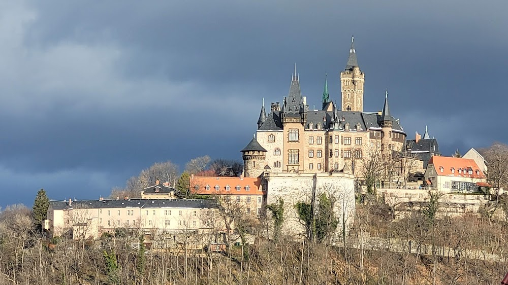 Tot samyy Myunkhgauzen : Castle in distance during opening credits