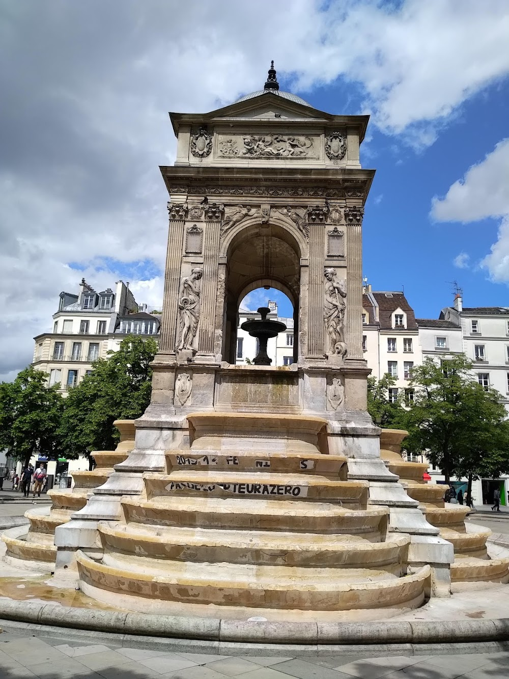 Touche pas à la femme blanche : Custer and Marie-Hélène walk near and the ballad sung by a soldier is first heard