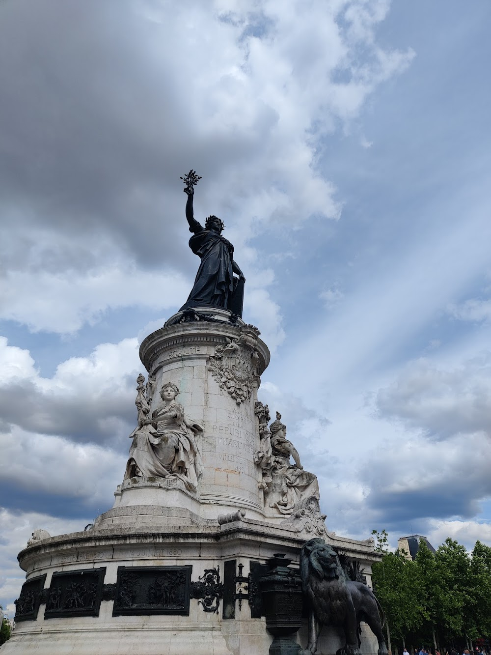 Rouge Baiser : close-up of Stéphane taking photographs of the demonstration from the monument