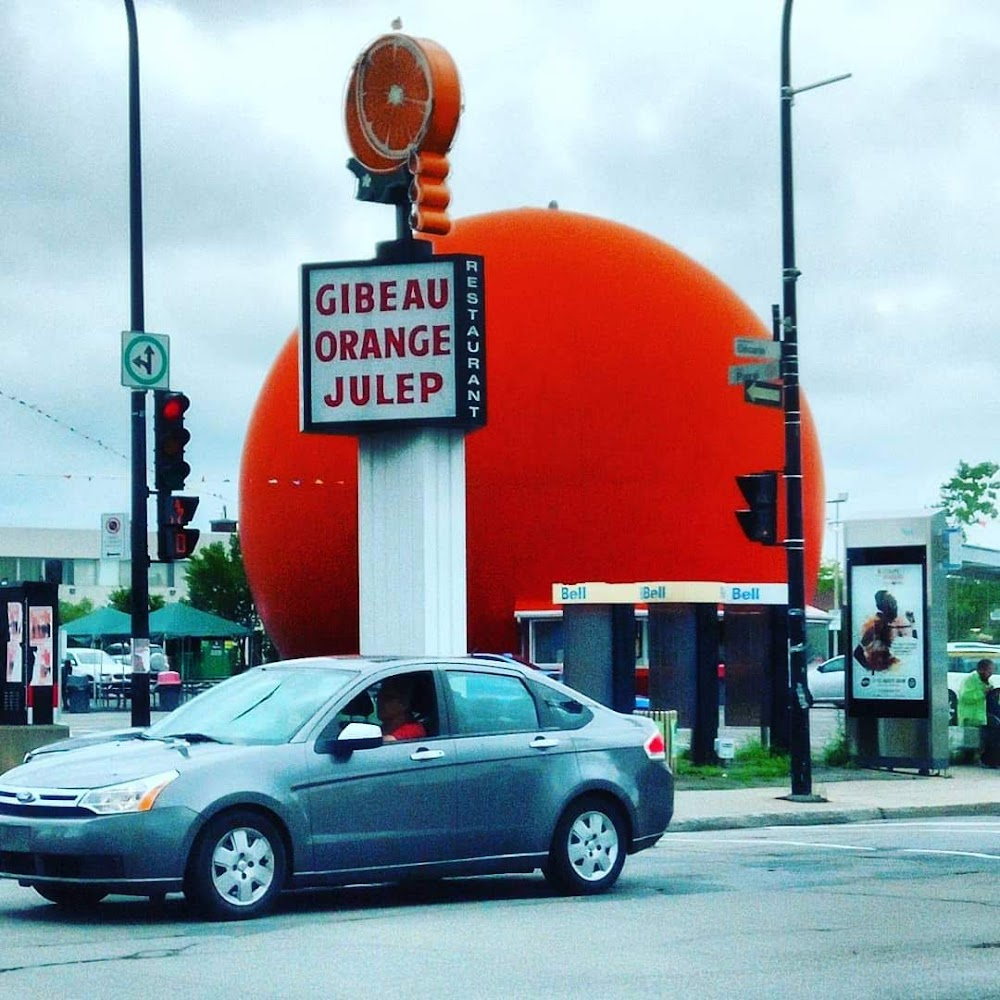 Toutes des connes : Date in front of the giant orange