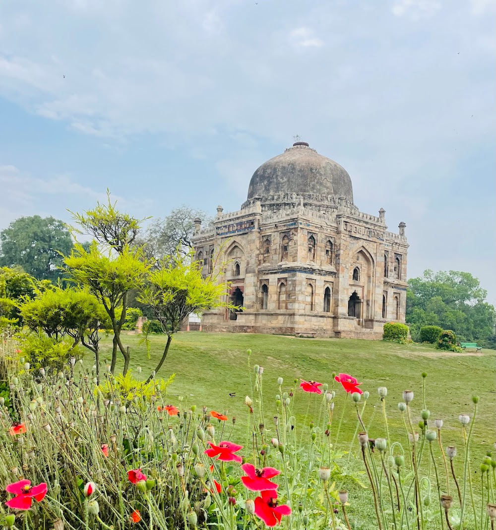 Chashme Buddoor : Jomo gives lift to a girl to lodhi garden