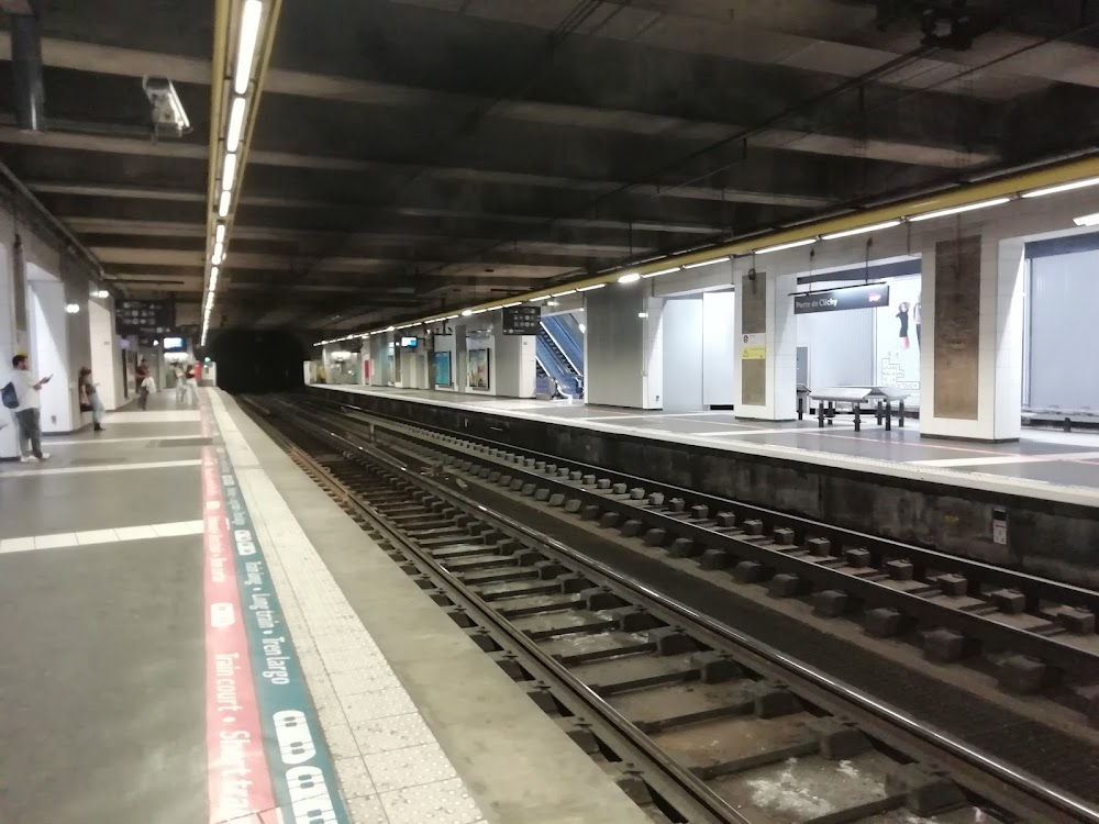 Trois couleurs: Blanc : Karol cuts Mikolaj's hair in the subway station