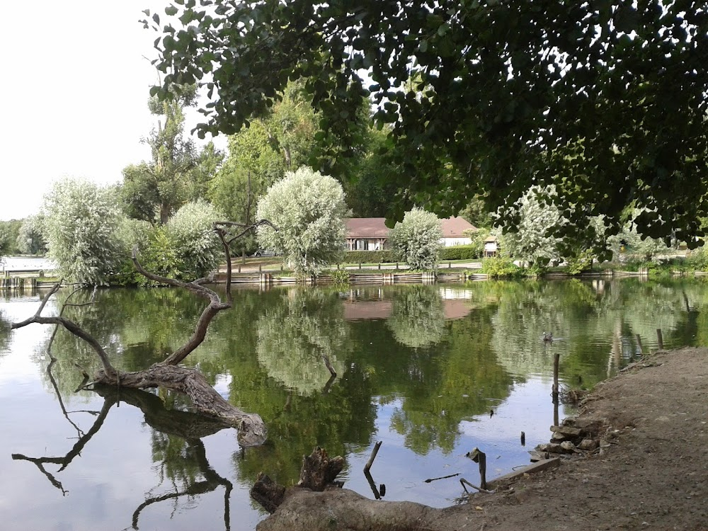 Trois femmes : the river Marne