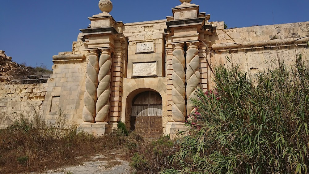 Le Comte de Monte Cristo : prison wall from where Edmond Dantes is thrown into the sea: 35.8972°N, 14.5304°E