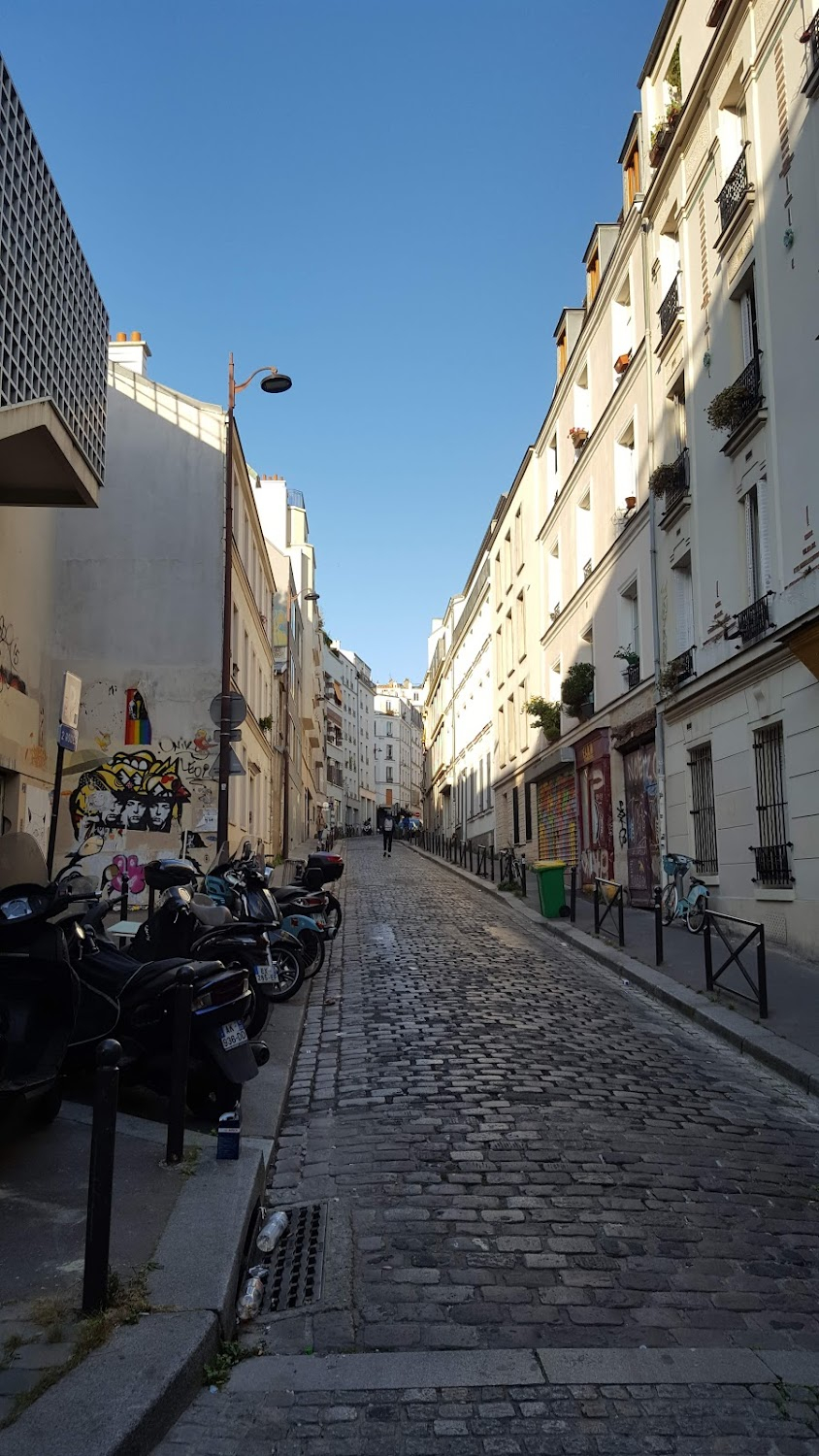 Police : René's bar where the Slimane gang meets, at N. 28 Rue Lesage