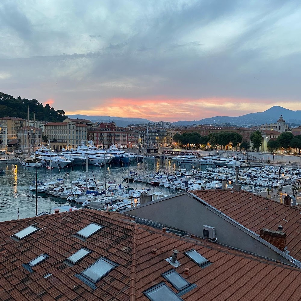 Vénus aveugle : exteriors: port scenes