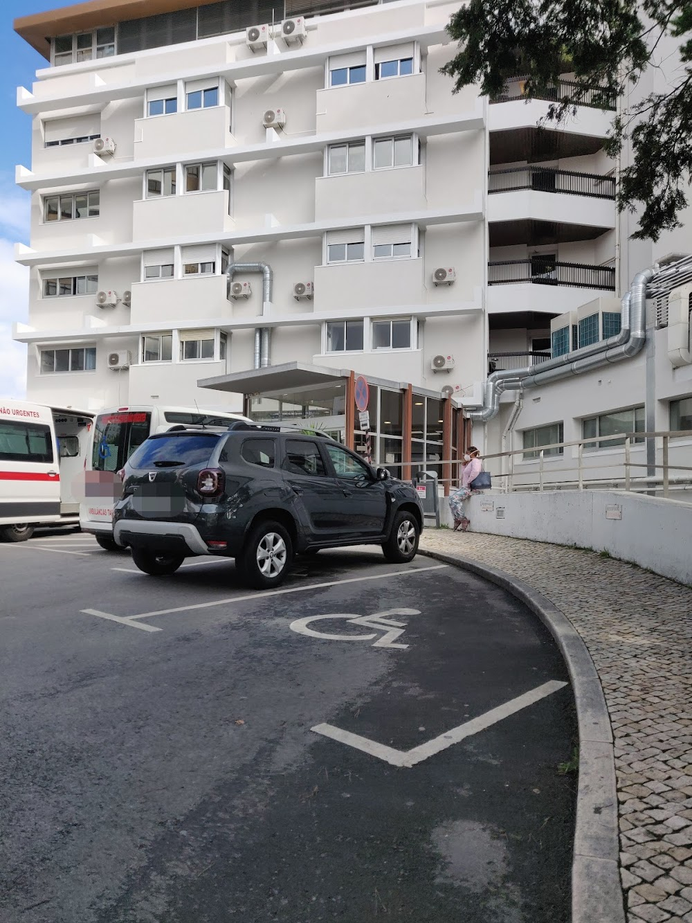 Uma Rapariga no Verão : Scene in the corridor of the hospital.