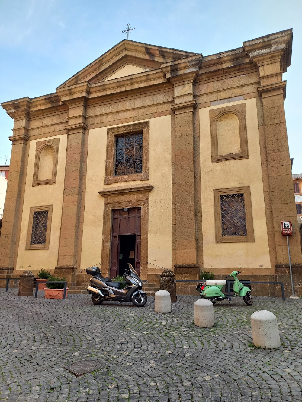 Un americano in vacanza : Destroyed church where mass was being held in bombed out city.