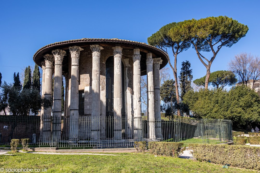 Un americano in vacanza : Part of carriage tour of Rome. Incorrectly referenced in the movie as a Temple of Vespa.