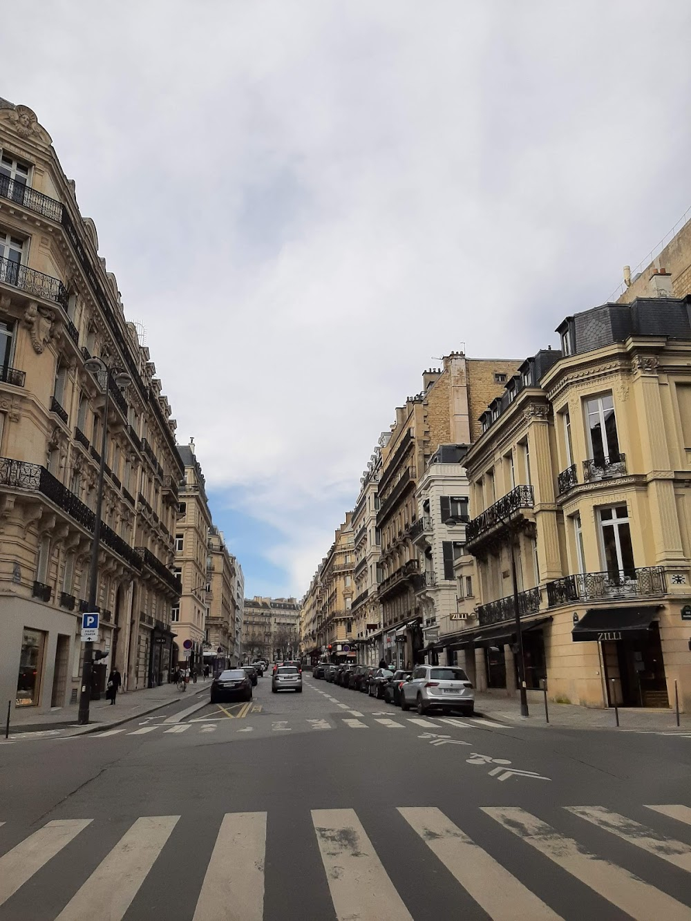 France : car hitting scooter