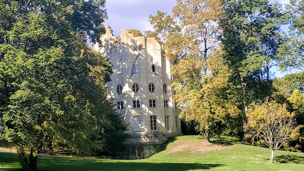 Un couteau dans le coeur : pyramid in the forest