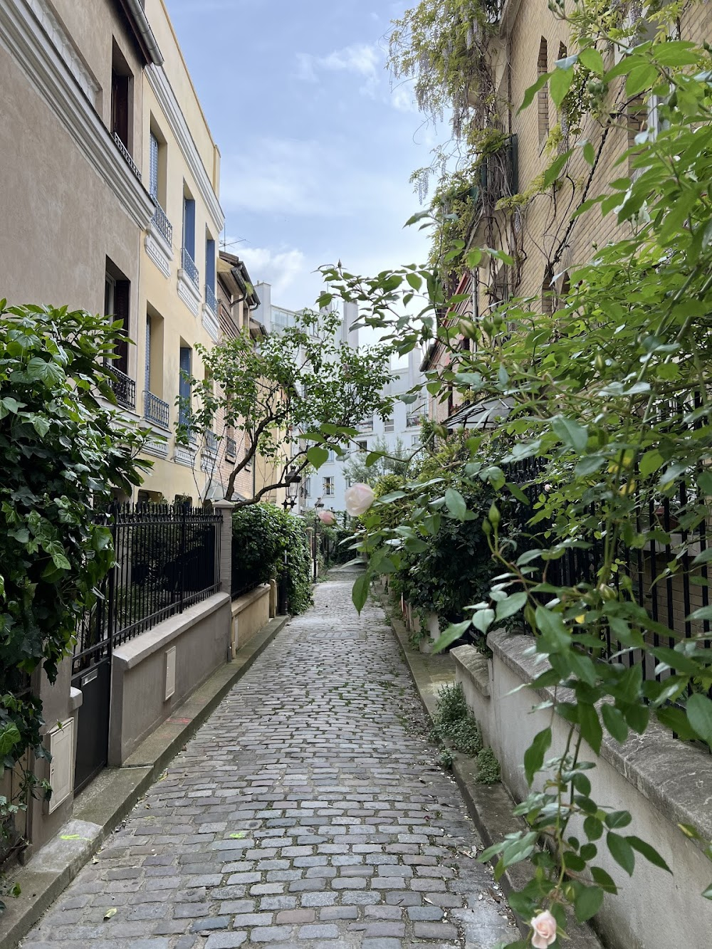 Un drôle de paroissien : church and café, Georges first meets Cucherat