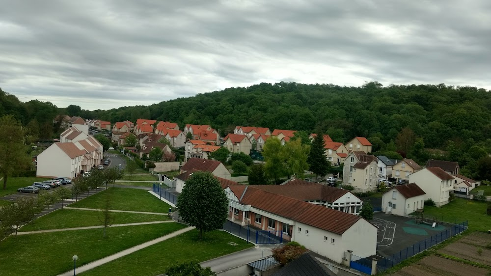 Un étrange voyage : hotel and small train station