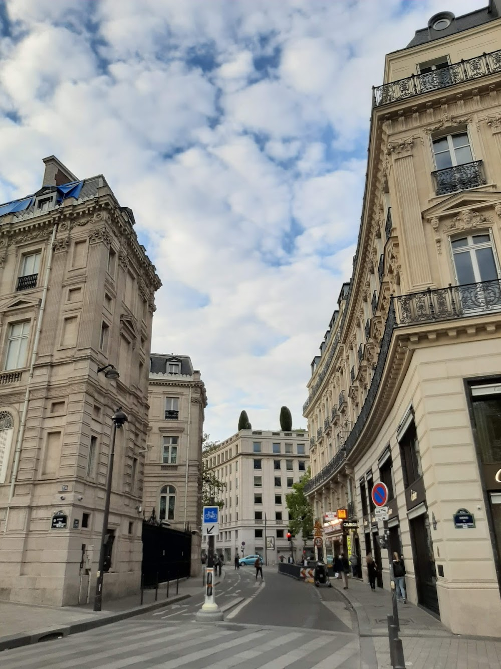 Le jeu avec le feu : Frantz and Pierre's cars parked