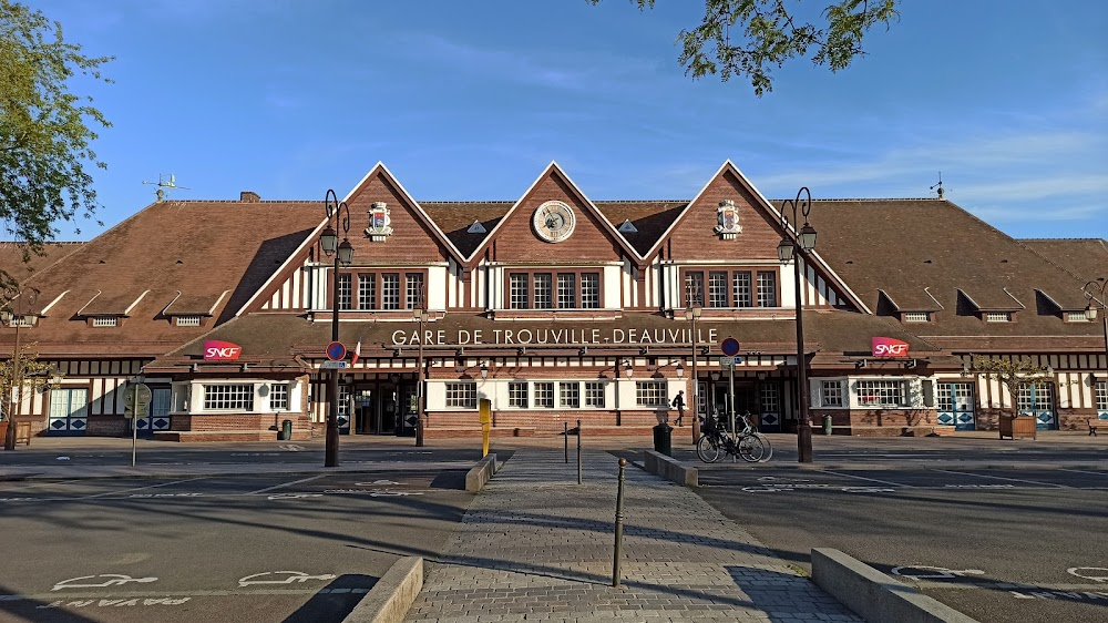 Un homme et une femme : goodbye at train station