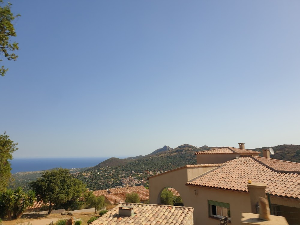 Un long dimanche de fiançailles : Corsican village