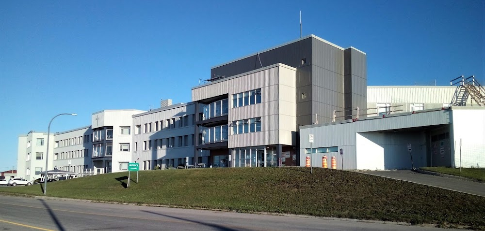 Un parallèle plus tard : Léandre walks past the health center