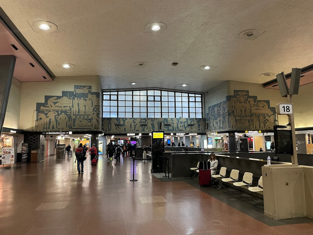 Un parallèle plus tard : Claire goes to the train station