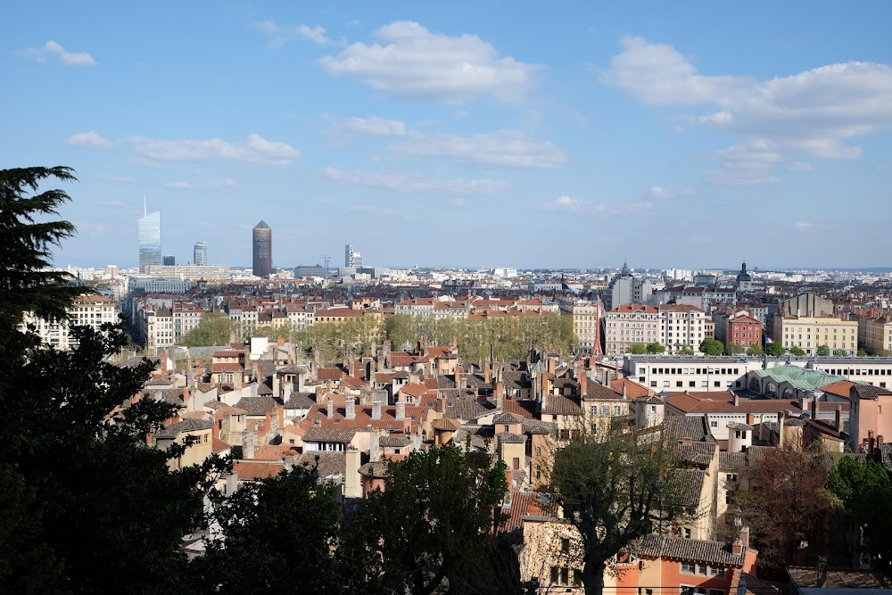 Un revenant : Jean-Jacques walks down a long street, then stops to look at the panoramic view of the city