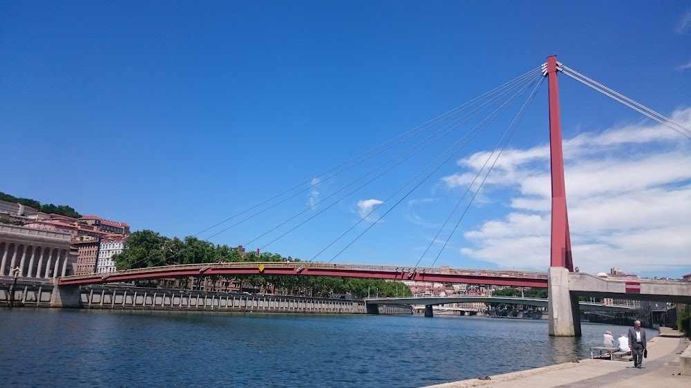 Un revenant : Jean-Jacques on a footbridge