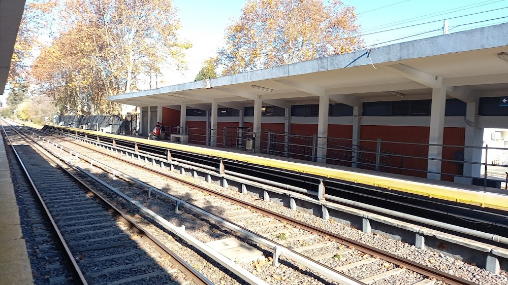 Un rubio : Train station and nearby house